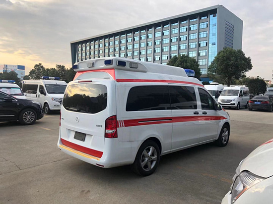 國(guó)六 奔馳新威霆負(fù)壓救護(hù)車
